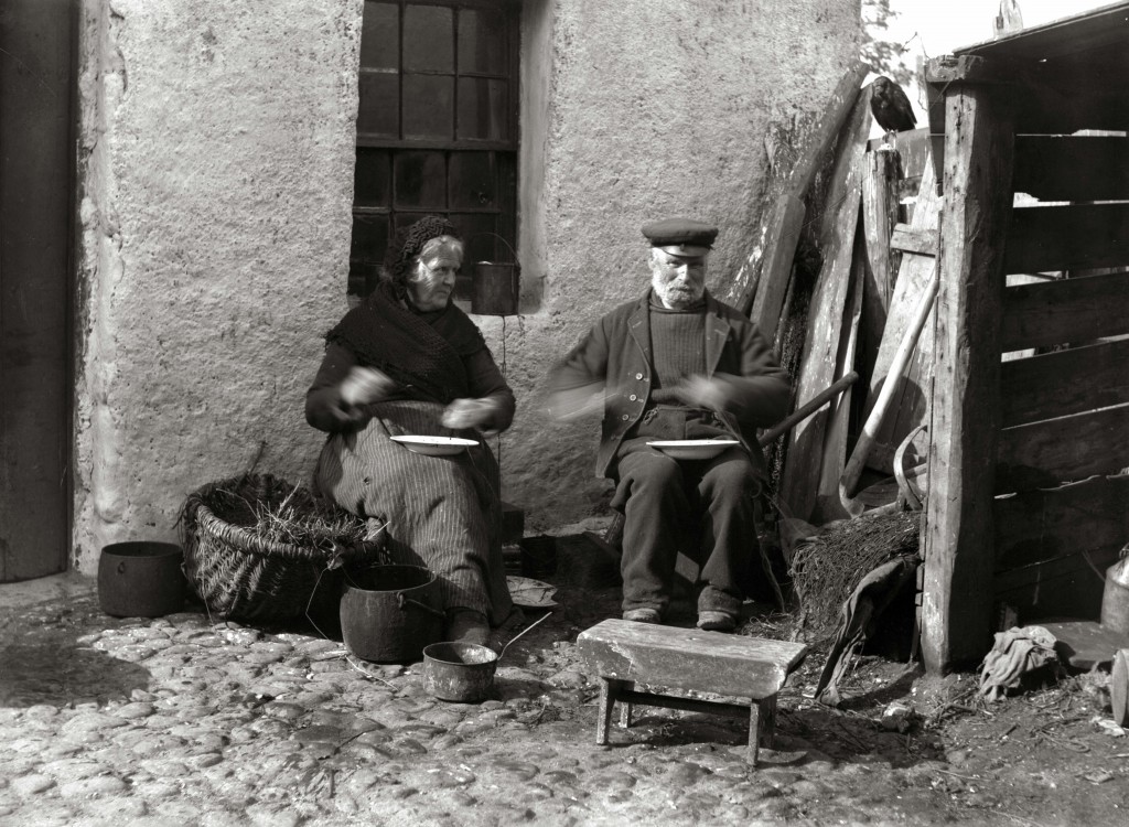 Couple working together adding lines to longline baskets PC CAMPBELLROSS 21 Am Baile